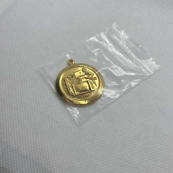 VINTAGE TECHNOLOGY TV PRODUCTION PENDANT CHARM GOLD TONE - Picture 7 of 8